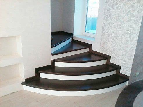 Бетонная г-образная лестница с тремя пригласительными ступенями обшитая лиственницей